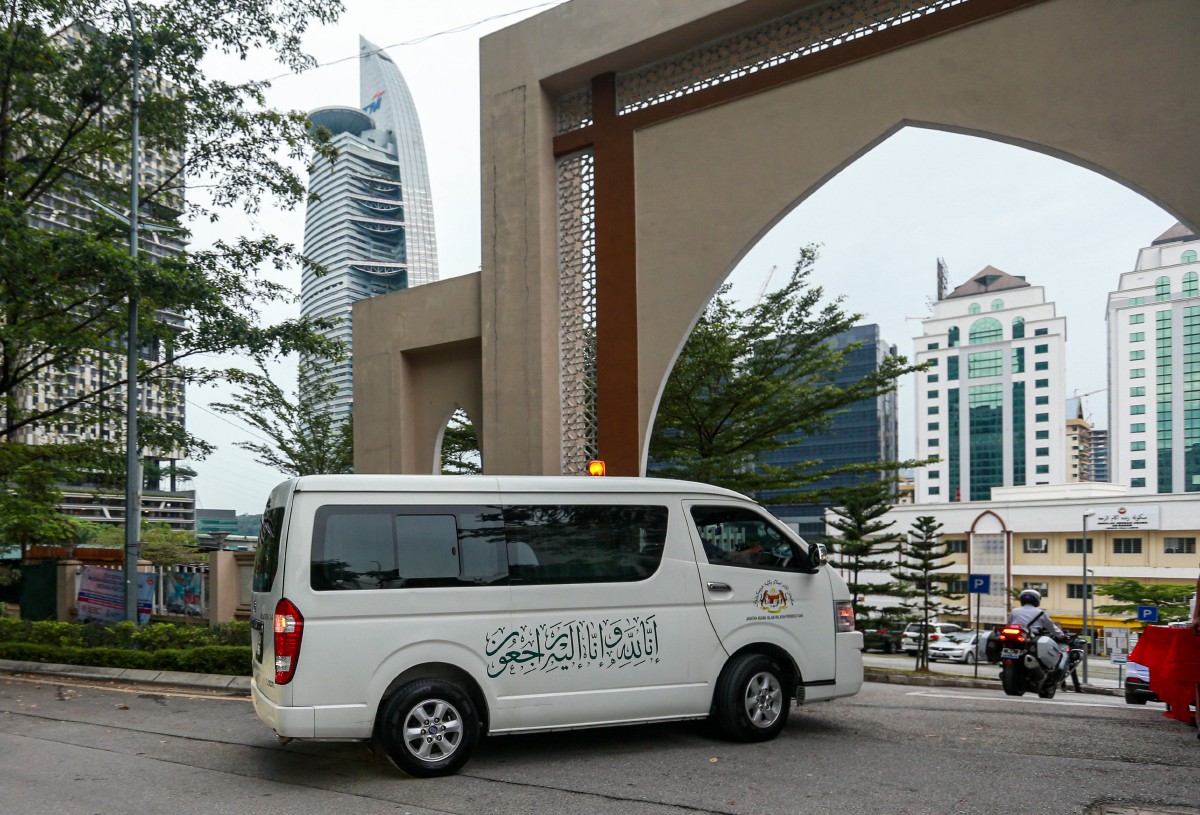 JENAZAH Allahyaharmah Tun Rahah Mohamed Noah tiba di Masjid Ar-Rahah, Kuala Lumpur. FOTO Aswadi Alias.