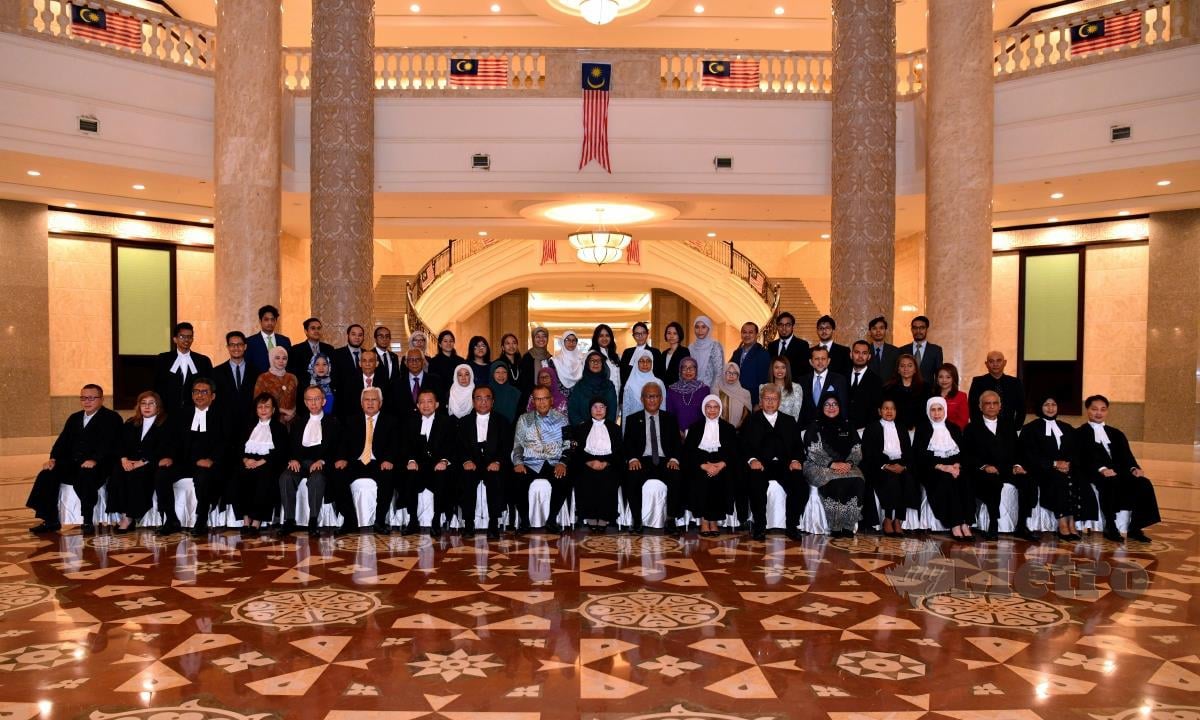 Maimun (duduk tengah) bersama hakim dan anggota keluarga pada Sesi Prosiding Rujukan Allahyarham Tun Dr Mohamed Salleh Abas yang merupakan bekas Ketua Hakim Negara di Mahkamah Persekutuan 1, Istana Kehakiman hari ini. FOTO BERNAMA