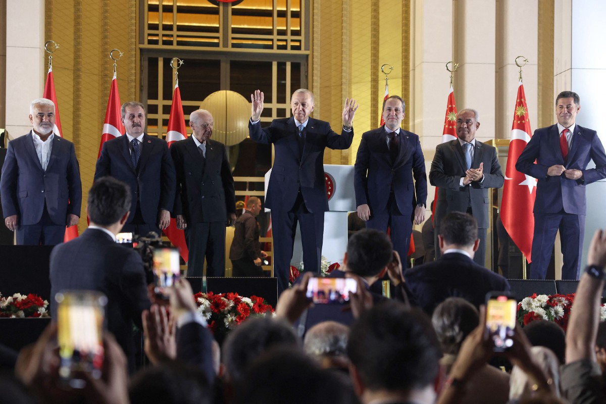 Erdogan (tengah) bersama rakan parti meraikan kejayaan mereka bersama penyokong di Istana Presiden, Ankara, Turkiye. FOTO AFP