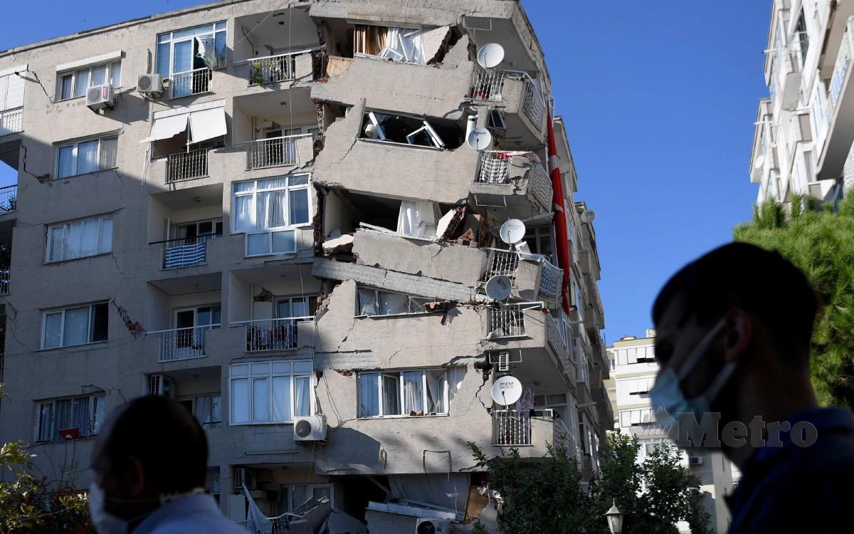 Keadaan bangunan kediaman di Izmir, Turki rosak teruk akibat gempa bumi kuat melanda negara berkenaan. FOTO AFP