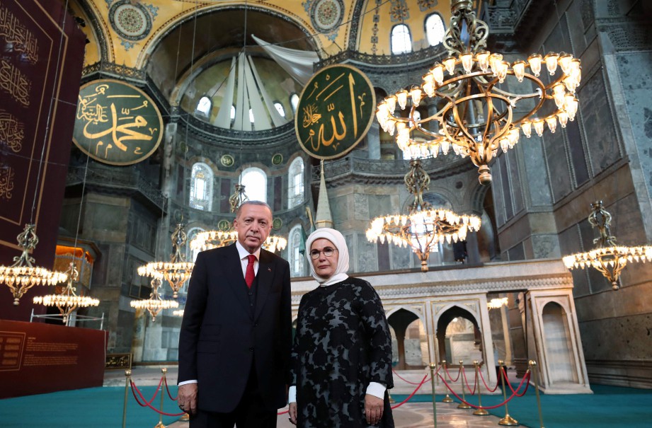 FOTO 23 Julai menunjukkan Erdogan (kiri) dan isterinya, Emine Erdogan di Hagia Sophia. FOTO AFP 