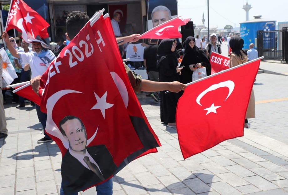 LEBIH 10 juta penduduk di Istanbul mengundi hari ini. FOTO AFP