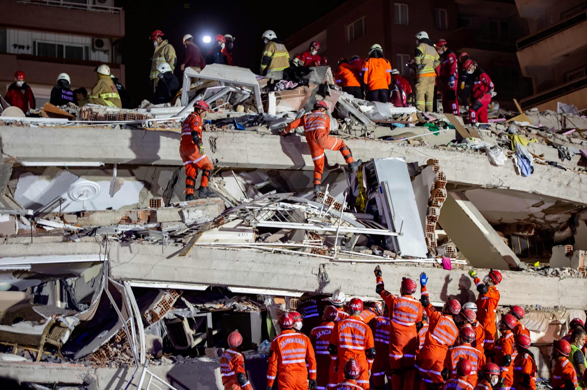Pasukan penyelamat sedang mengesan mangsa gempa bumi dalam runtuhan bangunan di Izmir, Turki. Foto AFP
