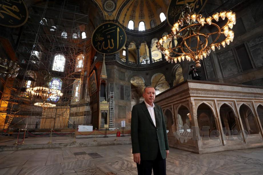 RECEP Tayyip Erdogan ketika melakukan lawatan mengejut di Hagia Sophia. FOTO ihsan Pejabat Presiden Turki.