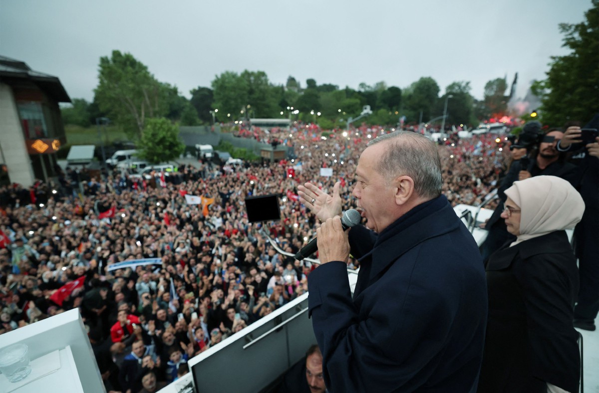 ERDOGAN berucap meraikan kemenangan beliau di hadapan penyokongnya daerah Kisikli, Istanbul. FOTO AFP