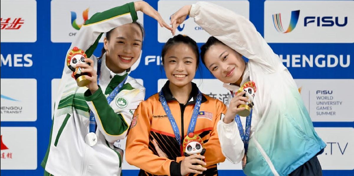 TAMMY (tengah) mencipta sensasi apabila menamatkan kemarau pingat emas skuad wushu di Universiade. FOTO Ihsan Kementerian Pengajian Tinggi