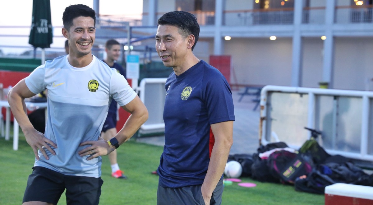 CHENG Hoe (kanan) mahu anak buahnya fokus kepada latihan termasuk mempamerkan aksi terbaik. FOTO Ihsan Persatuan Bolasepak Malaysia
