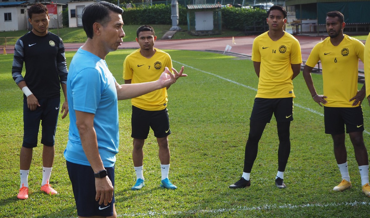 Tan Cheng Hoe ketika memberi arahan kepada pemain skuad kebangsaan.