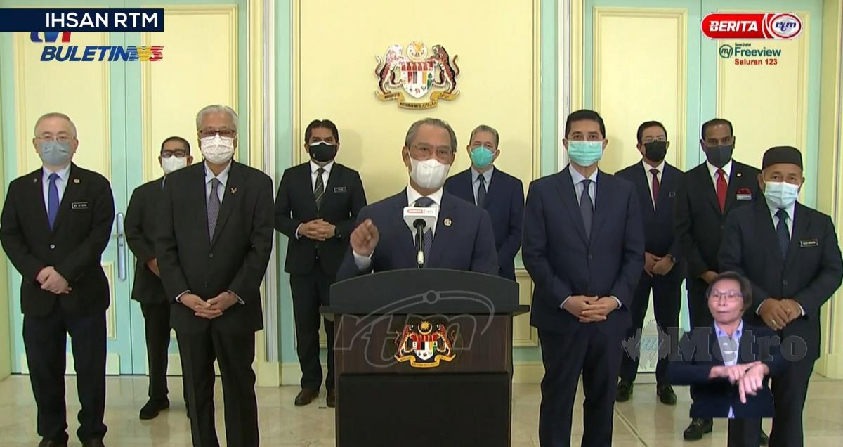 MUHYIDDIN (tengah) bersama sebahagian Menteri Kabinet pada perutusan khas yang disiarkan secara langsung berhubung kedudukan kerajaan serta keabsahannya selaku Perdana Menteri. FOTO ihsan RTM