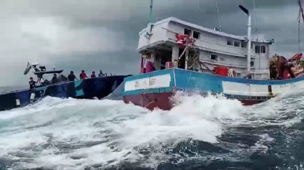 Pihak berkuasa merampas 3,000 kilogram hasil tangkapan laut dan dua bot nelayan asing bernilai kira-kira RM1.3 juta dalam operasi bersepadu di kedudukan 12.8 batu nautika timur laut Pulau Aur, Mersing Johor. Foto ihsan Maritim Malaysia
