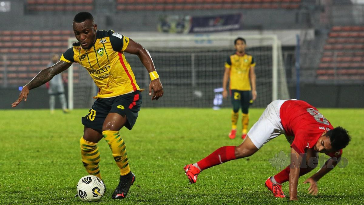 TCHETCHE (kiri) pernah membantu TFC muncul naib juara Piala Malaysia 2018. FOTO HAZREEN MOHAMAD 