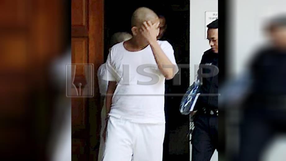 Mohd Zawari keluar dari mahkamah selepas menerima hukuman. FOTO Siti Nor Hidayatidayu Razali.