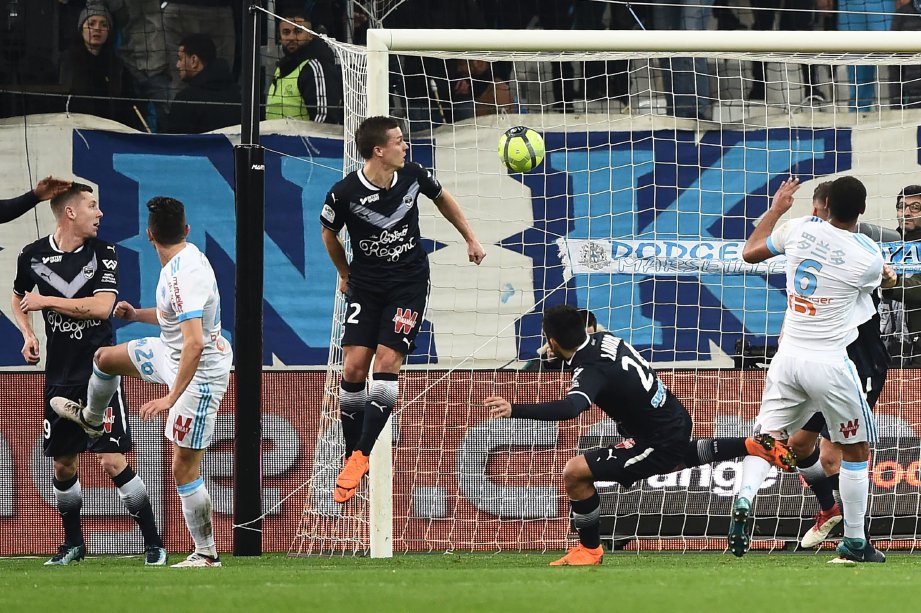 THAUVIN (dua dari kiri) jaring gol tunggal buat Marseille. -Foto AFP