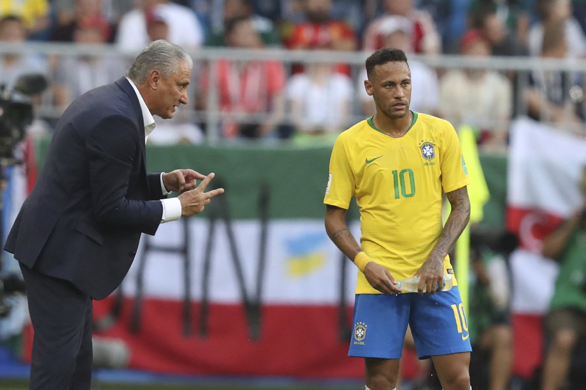 Pengendali Brazil, Tite memberi arahan kepada Neymar dalam salah satu aksi pasukan itu. FOTO Agensi