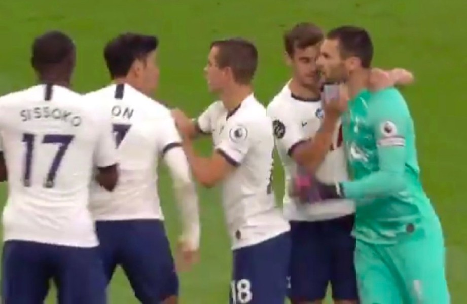 HEUNG MIN dan Lloris ditenangkan oleh rakan sepasukan apabila berperang mulut sebaik aksi separuh masa pertama berakhir. FOTO Agensi