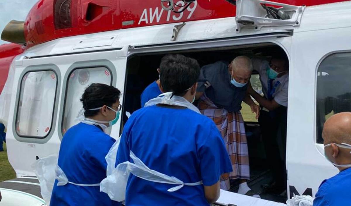 APMM melakukan penerbangan ihsan membantu pesakit strok dari Pulau Tioman ke Kuantan. FOTO Ihsan APMM