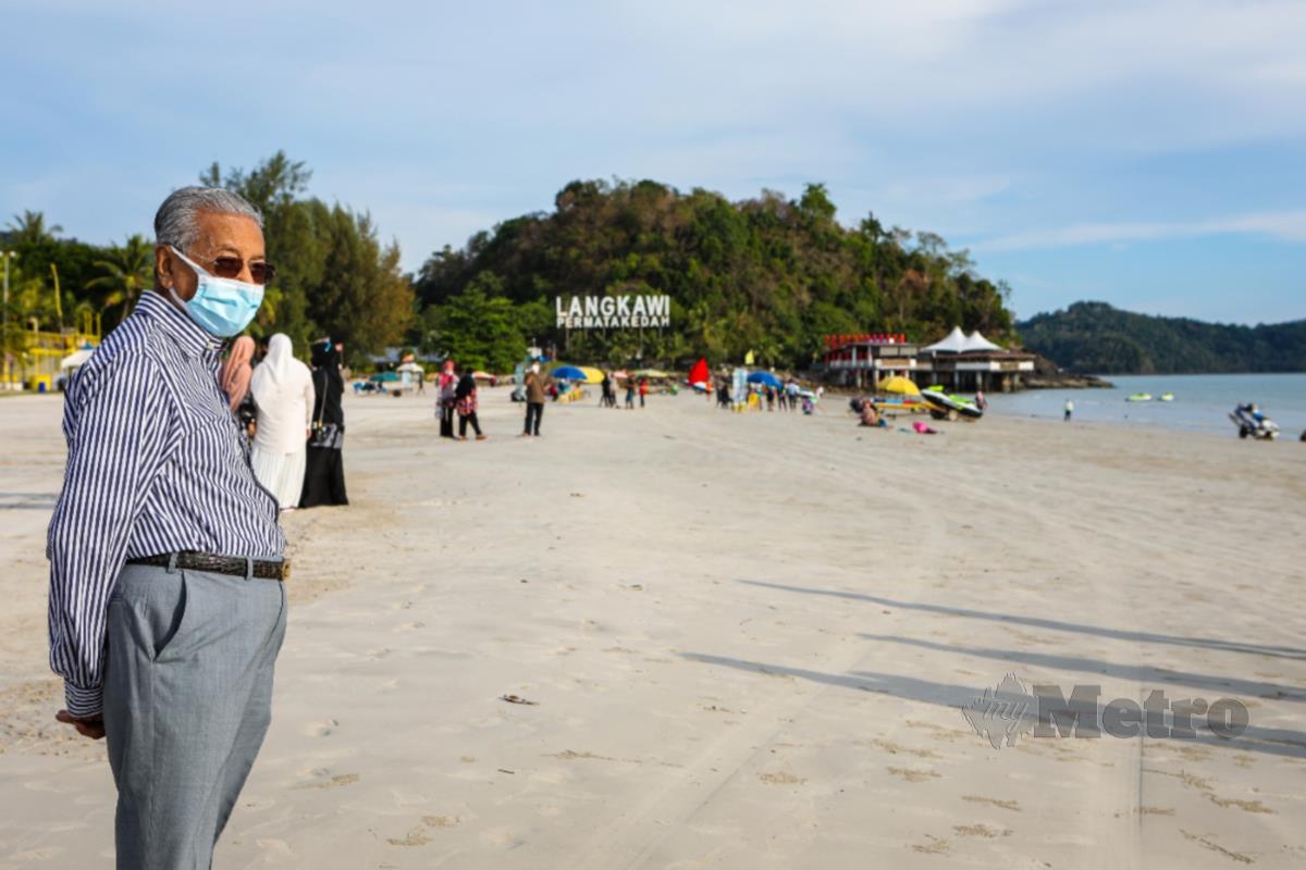 TUN Dr Mahathir Mohamad ketika sesi tinjauan mesra (walkabout) di Pantai Chenang di sini, hari ini. FOTO Luqman Hakim Zubir
