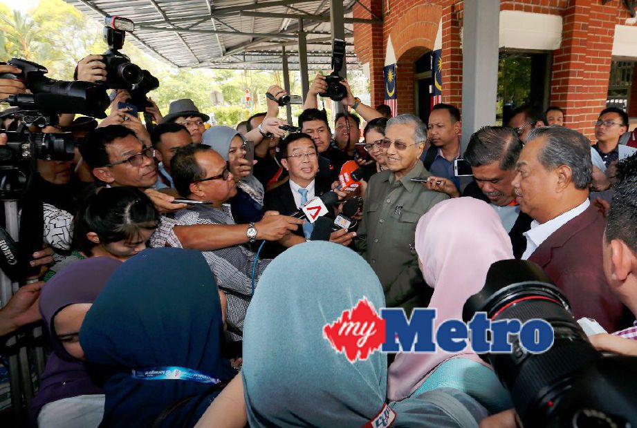 Dr Mahathir semasa sidang media selepas keluar dari bertemu wakil Kementerian Dalam Negeri untuk mendapatkan penjelasan mengenai masalah dalaman parti. FOTO Ahmad Irham Mohd Noor 