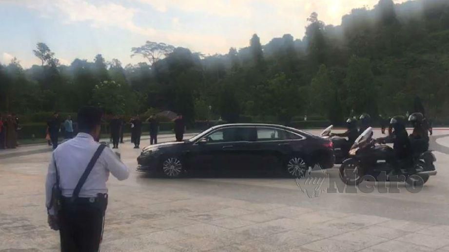 DR Mahathir keluar dari pintu utama Istana Negara jam 6.19 petang. FOTO NSTP