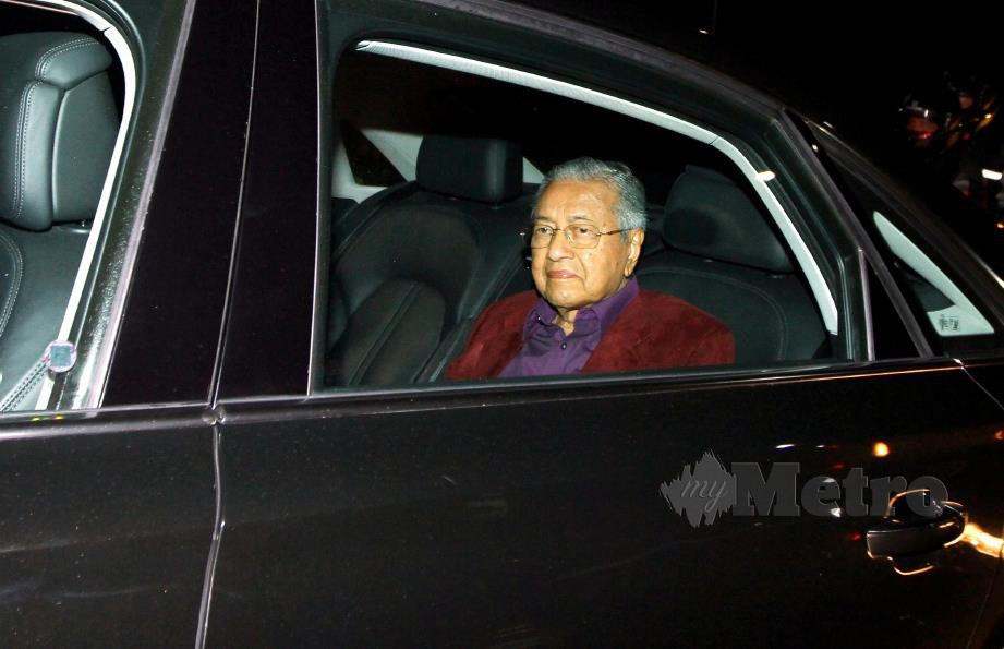 TUN Dr Mahathir ketika tiba di Yayasan Kepimpinan Perdana pada jam 8.27 malam untuk mempengerusikan mesyuarat Majlis Presiden Pakatan Harapan yang dikatakan akan membincangkan isu berkaitan peralihan kuasa Perdana Menteri. FOTO MOHD FADLI HAMZAH 