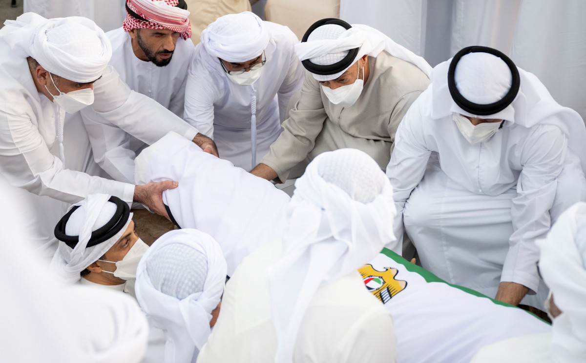 Gambar dikeluarkan agensi berita WAM menunjukkan jenazah Sheikh Khalifa sedang diuruskan untuk pengebumian di Abu Dhabi, semalam. FOTO EPA