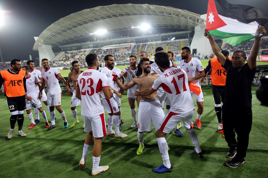 PEMAIN Jordan meraikan kejayaan mara ke pusingan kalah mati Piala Asia selepas tewaskan Syria 2-0. FOTO EPA