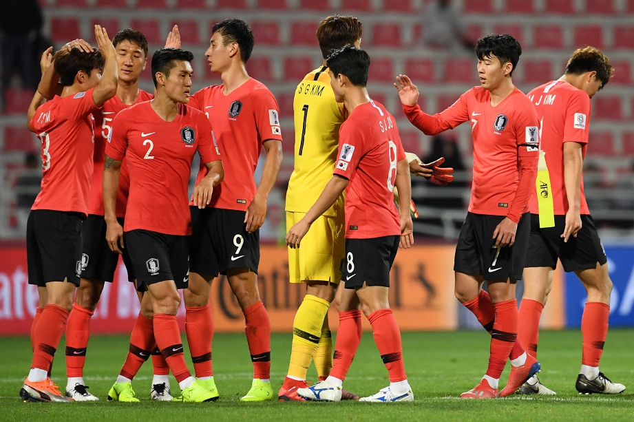 PEMAIN Korea Selatan meraikan kejayaan mara suku akhir selepas menewaskan Bahrain 2-1. FOTO EPA
