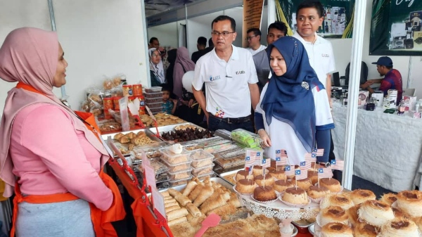 Pengerusi UDA Holdings Berhad Datuk Norliza Abdul Rahim beramah mesra bersama usahawan pada Karnival UDA USHAniaga di Serambi Teruntum, Kuantan. - FOTO Asrol Awang