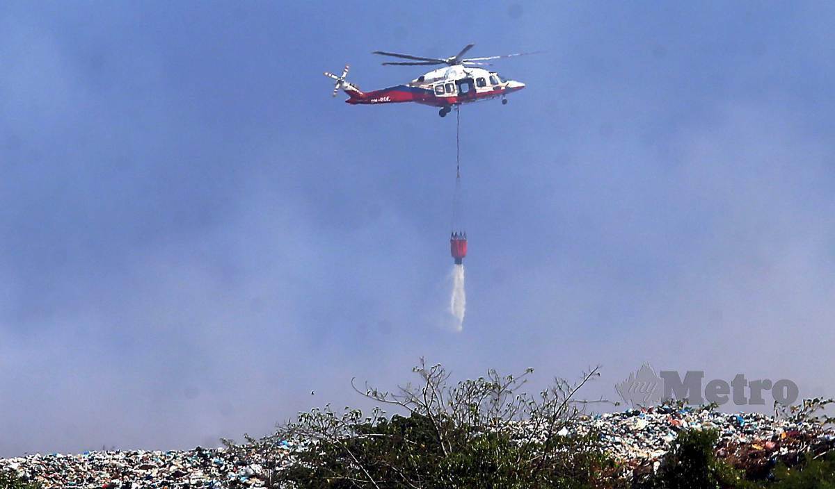 UNIT Udara Jabatan Bomba dan Penyelamat Malaysia (JBPM) menggunakan helikopter memadamkan kebakaran di Tapak Pelupusan Sampah Pulau Burung. FOTO DANIAL SAAD