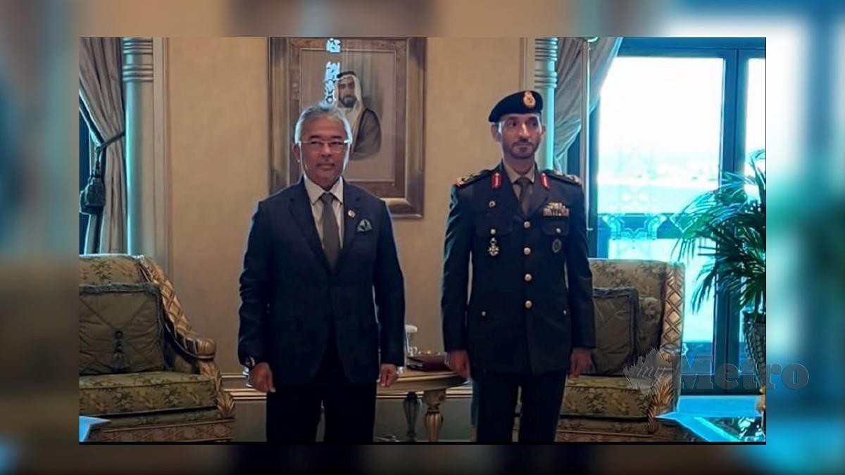 Al-Sultan Abdullah Ri’ayatuddin Al-Mustafa Billah Shah bersama Mejar Jeneral Saeed Rashid Al Shehhi. FOTO Facebook Istana Negara