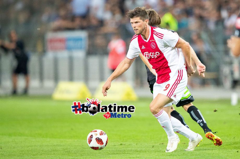AKSI Klaas Jan Huntelaar dari Ajax Amsterdam dalam kelayakan kedua Liga Juara-juara. Foto EPA
