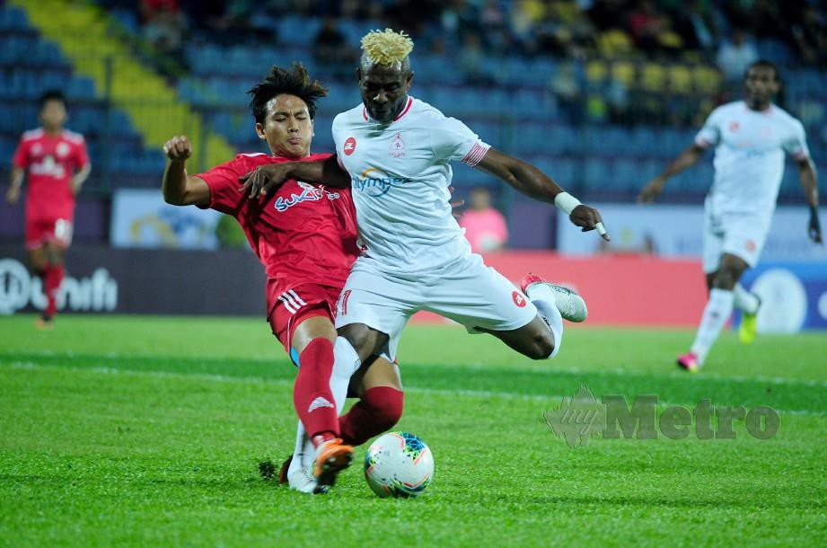 Pemain UiTM FC Muhammad Faizal Mohd Arif (kiri) mengasak pemain Melaka, Sony Norde (kanan) pada aksi Liga Super. FOTO Bernama