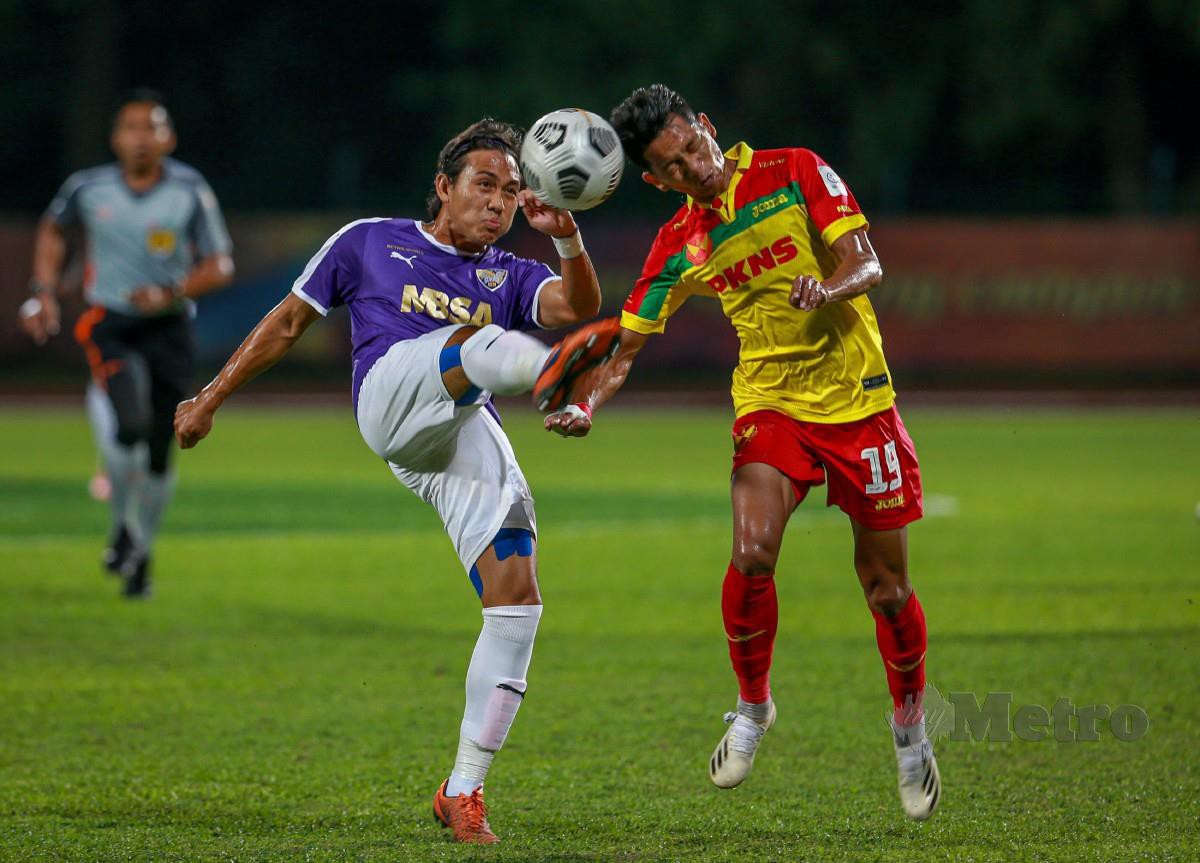 PEMAIN UiTM FC, Muhammad Faizal Mohd Arif (kiri) berebut bola dengan Mohd Nor Hakim ketika perlawanan Liga Super 2021 di Stadium UiTM, semalam. FOTO Aswadi Alias