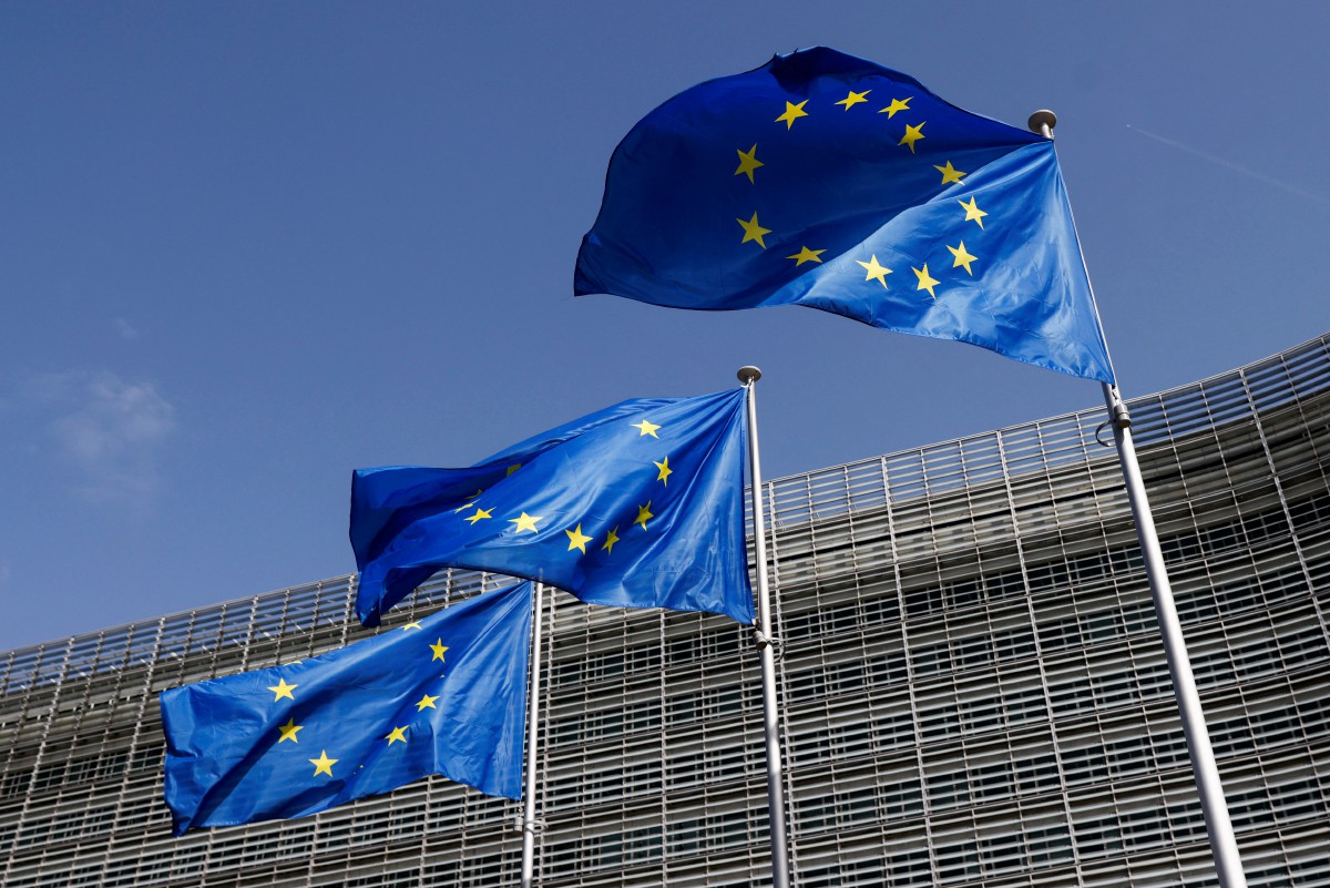 BENDERA EU di ibu pejabat Suruhanjaya EU di Brussels, Belgium. FOTO Reuters