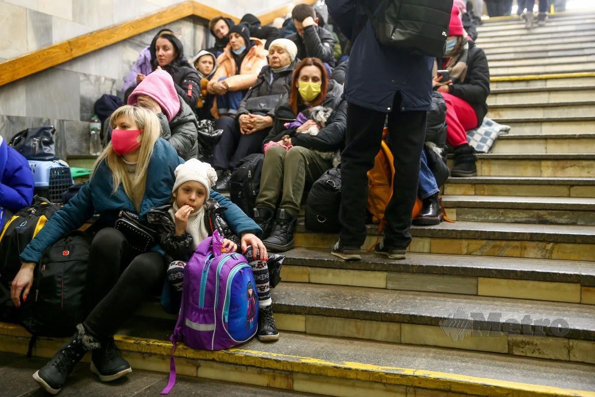 Orang ramai berlindung di stesen kereta api bawah tanah di timur Ukraine. FOTO Reuters