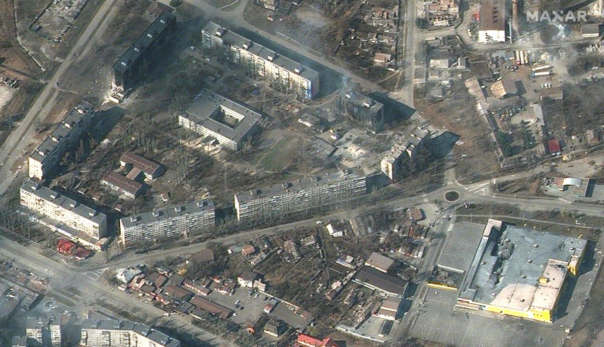 Imej satelit Maxar menunjukkan kebakaran dan kerosakan bangunan di Mariupol, pada semalam. Foto AFP 