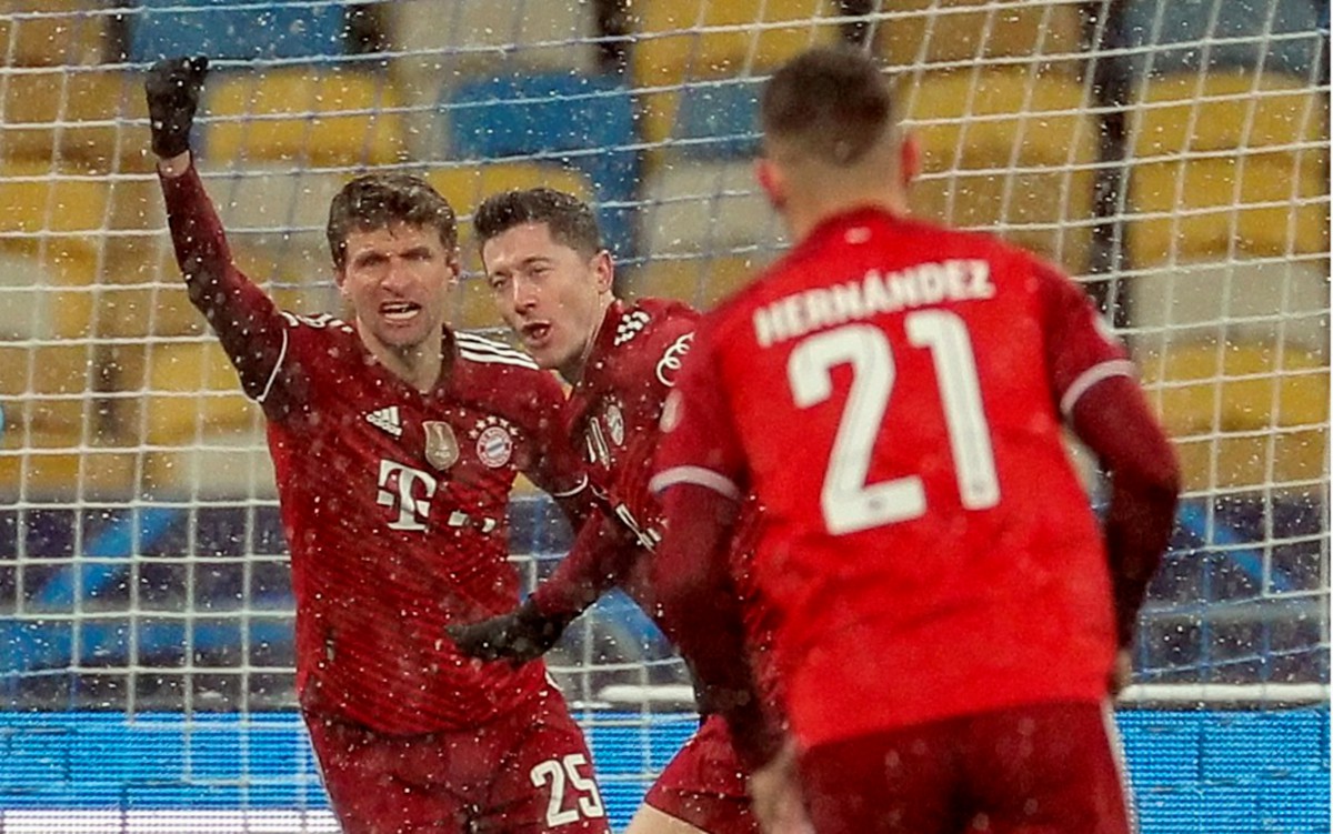 Pemain Bayern, Robert Lewandowski (tengah) meraikan jaringan bersama rakan sepasukan ketika aksi Liga Juara-Juara pagi ini. FOTO EPA