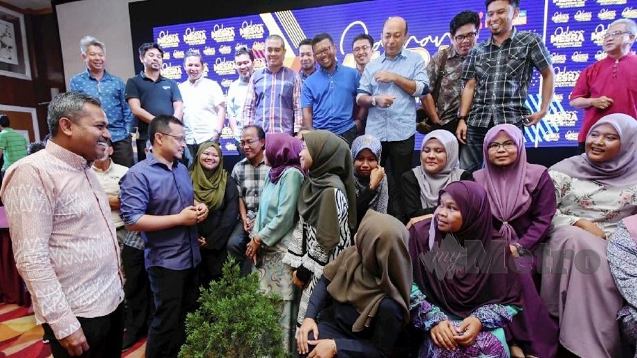 Naib Canselor Universiti Malaysia Kelantan (UMK), Prof Dr Noor Azizi Ismail (dua kiri) bersama Presiden Kelab Media Kelantan Darulnaim (KEMUDI), Azran Fitri Abdul Rahim (kiri) bertemu dengan pengamal media. FOTO Abdullah Nik Omar.
