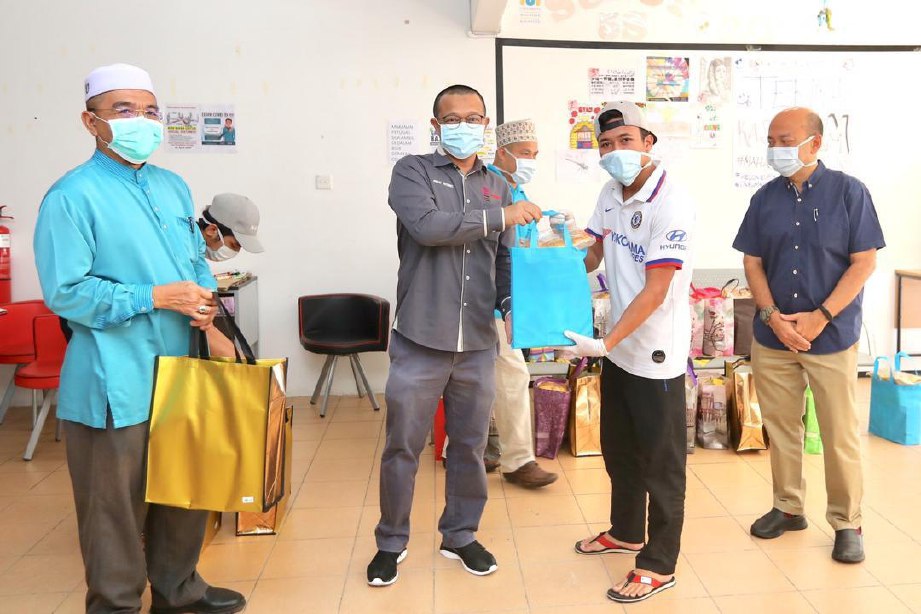 DR NOOR Azizi menyampaikan Bantuan Khas kepada pelajar di UMK Kampus Kota, Pengkalan Chepa. FOTO IHSAN UMK