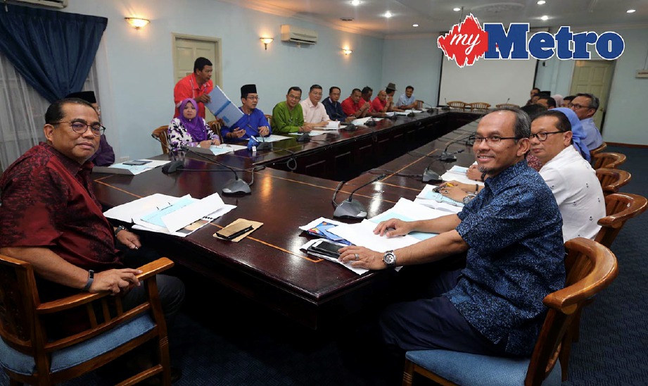 MOHAMED Khaled (kiri) mempengerusikan Mesyuarat Perhubungan UMNO yang dihadiri Ketua Bahagian di Ibu Pejabat Perhubungan UMNO negeri, di Johor Bahru. -Foto ZAIN AHMED