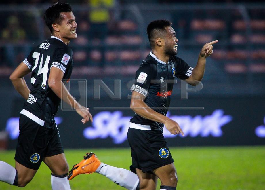 Pemain Pahang, Saddil Ramdani (kanan) meraikan jaringan pertama beliau untuk Pahang ketika perlawanan antara Kuala Lumpur menentang Pahang Unifi Liga Super Malaysia 2019 di Stadium Bola Sepak Kuala Lumpur. FOTO Asyraf Hamzah