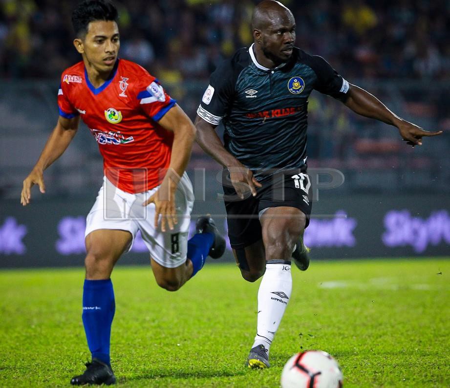 Nwakaeme (kanan) jaring dua gol buat Pahang.