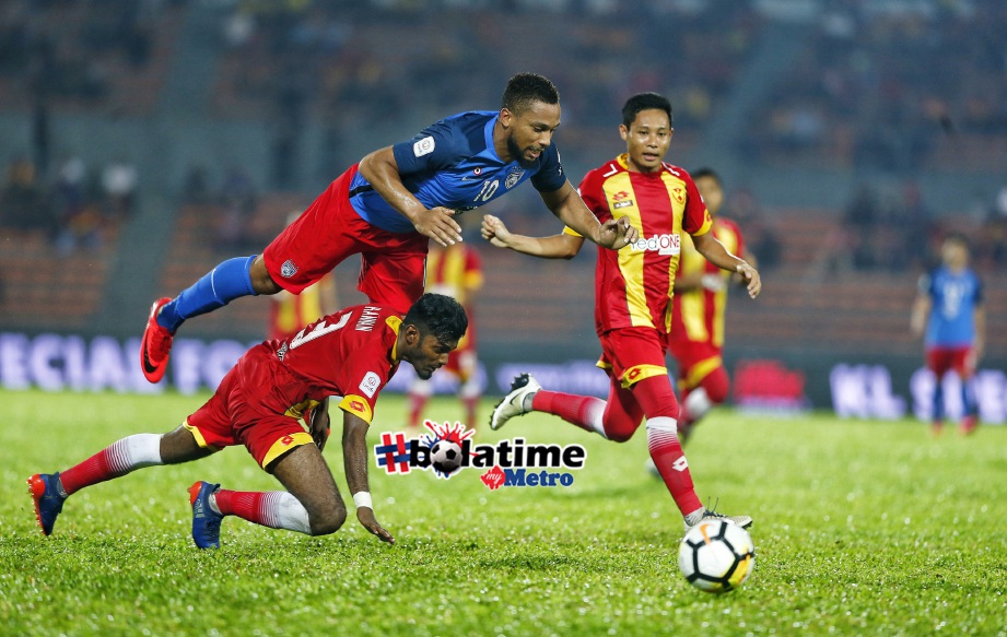 PEMAIN Johor Darul Takzim, Novillo Harry Christopher (tengah) melambung diasak oleh dua pemain pasukan Selangor ketika pasukan mereka bertembung untuk Unifi Liga Super FOTO Supian Ahmad