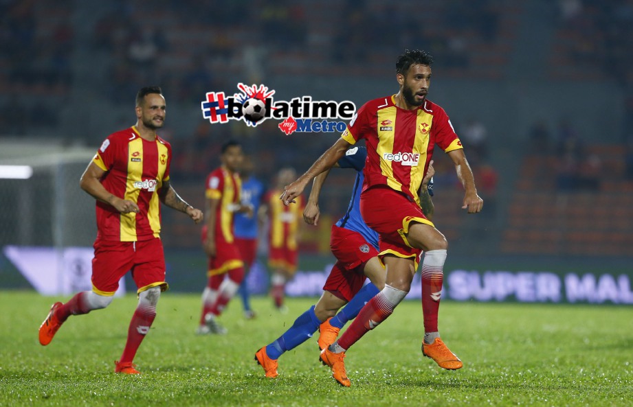 PEMAIN Selangor, Willian Silva Costa Pacheco (kanan) beraksi ketika pasukan mereka bertembung dengan pasukan JDT di Stadium Bolasepak Kuala Lumpur Cheras. FOTO Supian Ahmad