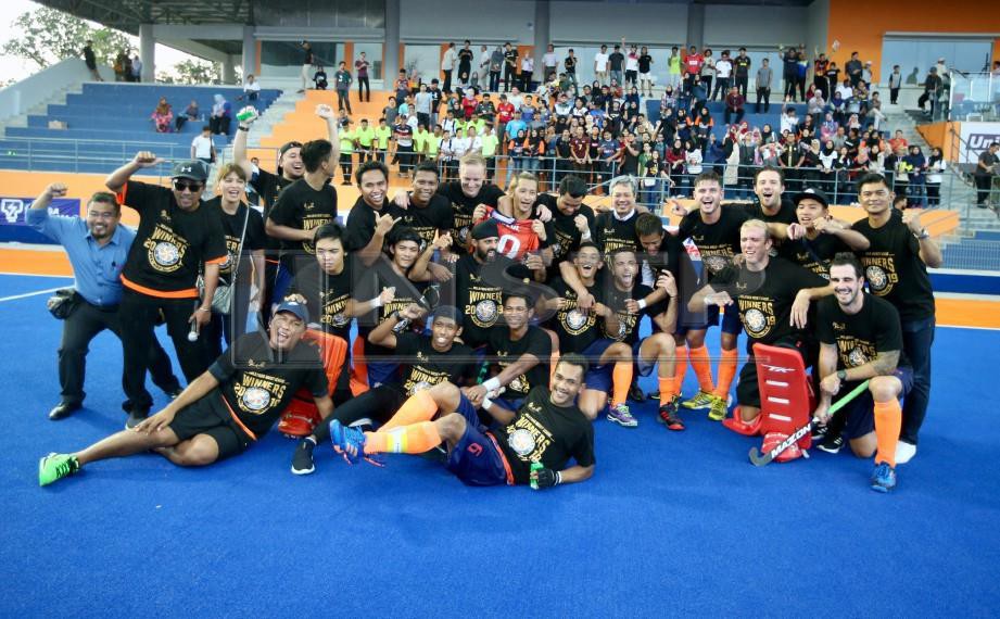 Pasukan UniKL bergambar selepas menjuarai TNB Liga Hoki Malaysia 2019. FOTO Mohd Khairul Helmy Mohd Din