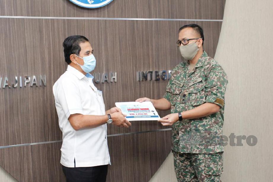 LEFTENAN Kolonel Ahmad Rizakee menyerahkan sumbangan pertama Tabung Alumni UPNM Prihatin Covid-19 kepada Leftenan Jeneral Datuk Abdul Halim Jalal. FOTO IHSAN UPNM 