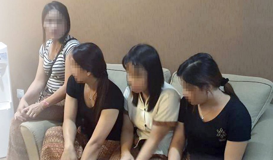EMPAT wanita warga asing dari Thailand yang diberkas dalam serbuan pertama.