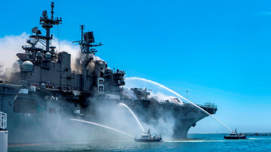OPERASI memadam kebakaran kapal USS Bonhomme Richard. FOTO AFP 
