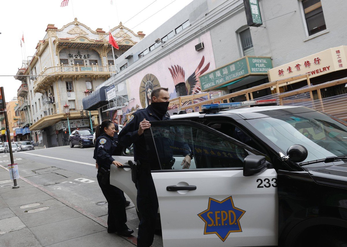 POLIS memantau keadaan di Chinatown, San Francisco susulan kes tembakan di Atlanta. FOTO AFP 