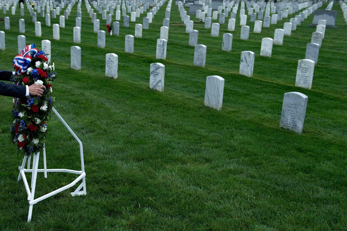PRESIDEN AS Joe Biden meletakkan kalungan bunga di seksyen 60 Tanah Perkuburan Kebangsaan Arlington, yang menempatkan kubur askar negara itu yang terkorban di Afghanistan dan Iraq. FOTO AFP 